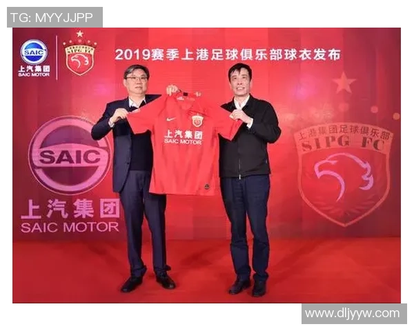 足球明星慷慨解囊为家乡发展捐款助力青少年足球事业腾飞